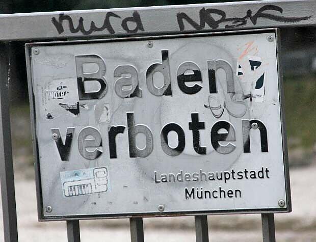 Am Isarsteg darf man nicht ins Wasser.