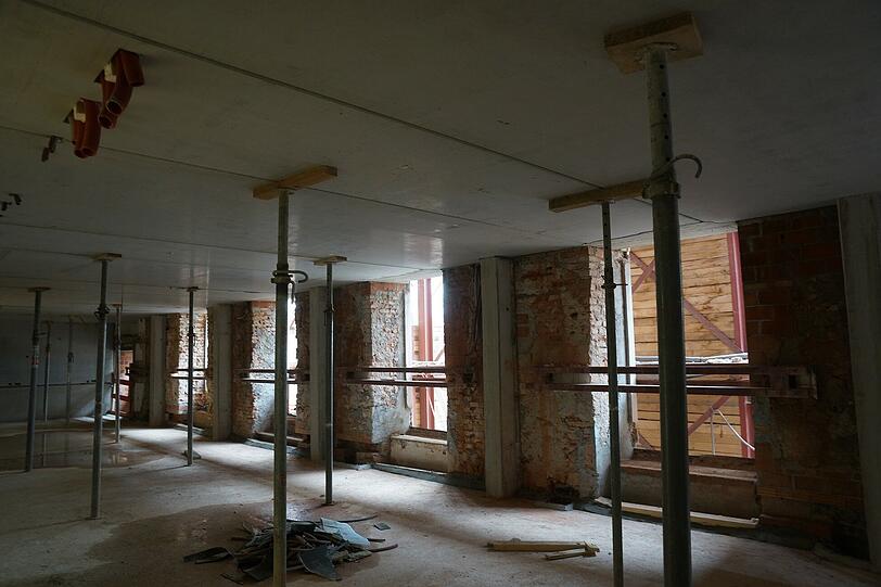 Noch ist die alte Fassade gestützt. Wenn der Neubau nebenan fertig ist, wird das nicht mehr nötig sein.