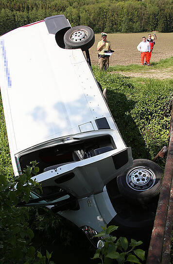 An einer Engstelle stießen ein Transporter und ein Traktor zusammen - der Pkw landete im Bach. Die Bilder.