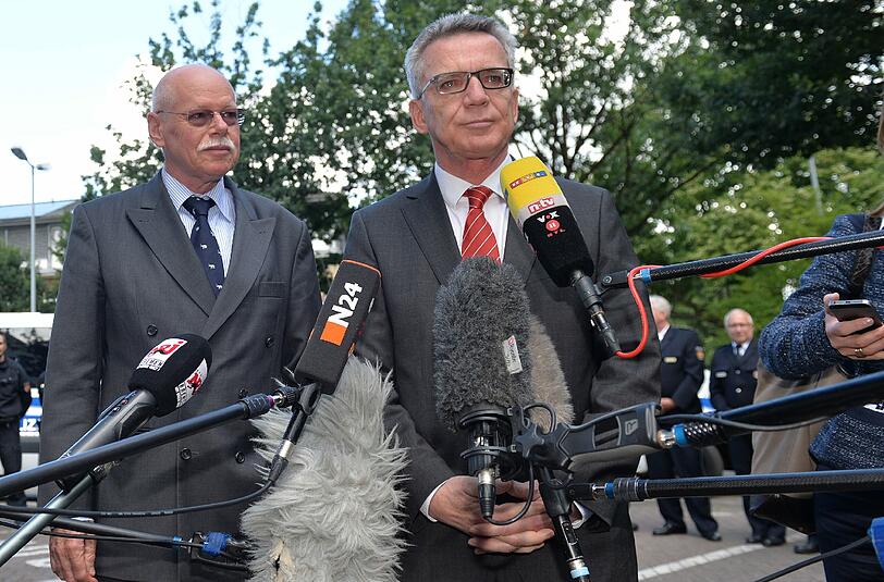 Stellt ein neues Sicherheitspaket vor: Bundesinnenminister de Maiziere. Foto: Carmen Jaspersen/dpa