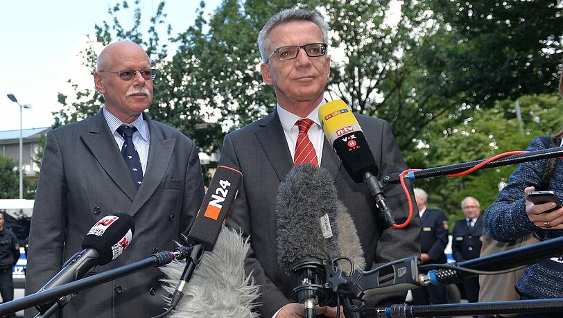 Stellt ein neues Sicherheitspaket vor: Bundesinnenminister de Maiziere. Foto: Carmen Jaspersen/dpa Stellt ein neues Sicherheitspaket vor: Bundesinnenminister de Maiziere. Foto: Carmen Jaspersen/dpa