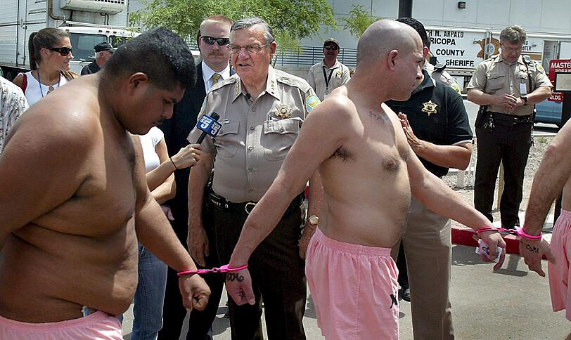 Der Sheriff Joe Arpaio verordnete rosa Unterwäsche für Gefängnisinsassen und dekorierte die Haftanstalten mit Plüsch- und Kuscheltieren. Zudem wurden Videoaufnahmen von Häftlingen auf der Toilette und in Umkleideräumen ohne Zustimmung ins Internet gestellt.