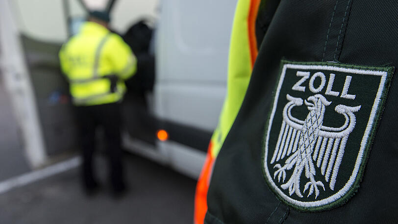 Zoll und Steuerfahndung sind mit einer Razzia bei Wach- und Sicherheitsfirmen in sieben Bundesländern gegen Schwarzarbeit vorgegangen.