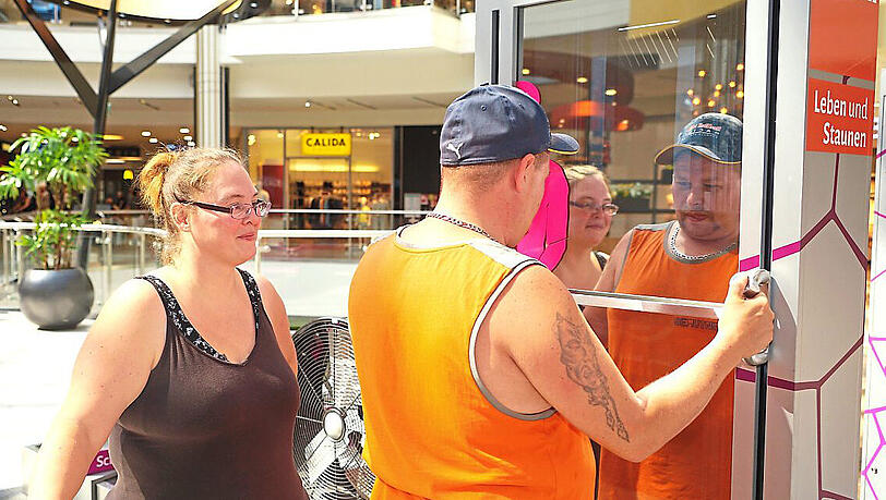 Simone (38) und René (38) schauen sich die Ausstellung an. Simone (38) und René (38) schauen sich die Ausstellung an.