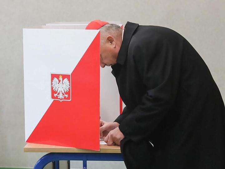 Kardinal Kazimierz Nycz bei der Stimmabgabe in seinem Wahllokal in Warschau.