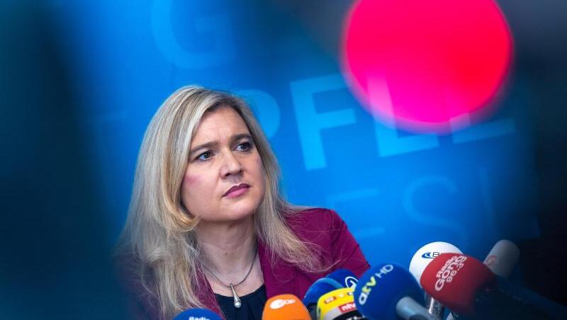 Melanie Huml (CSU), Staatsministerin für Gesundheit und Pflege, bei einer Pressekonferenz. Foto: Peter Kneffel/dpa/Archiv Melanie Huml (CSU), Staatsministerin für Gesundheit und Pflege, bei einer Pressekonferenz. Foto: Peter Kneffel/dpa/Archiv