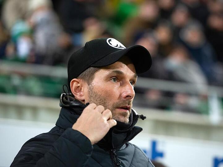Trainer Stefan Leitl von Fürth blickt in das Stadion. Foto: Timm Schamberger/dpa/Archivbild
