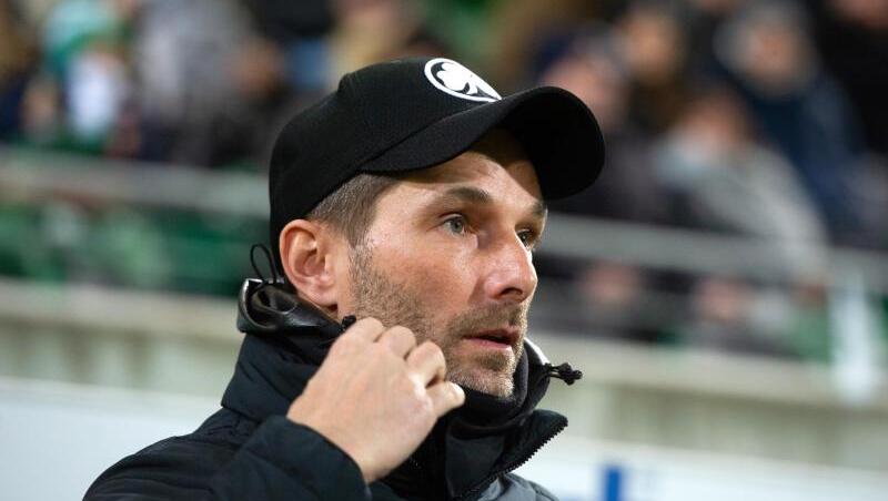 Trainer Stefan Leitl von Fürth blickt in das Stadion. Foto: Timm Schamberger/dpa/Archivbild Trainer Stefan Leitl von Fürth blickt in das Stadion. Foto: Timm Schamberger/dpa/Archivbild