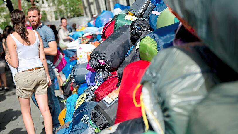 Helfer haben am Hauptbahnhof Schlafsäcke für die Geflüchteten gesammelt. Helfer haben am Hauptbahnhof Schlafsäcke für die Geflüchteten gesammelt.