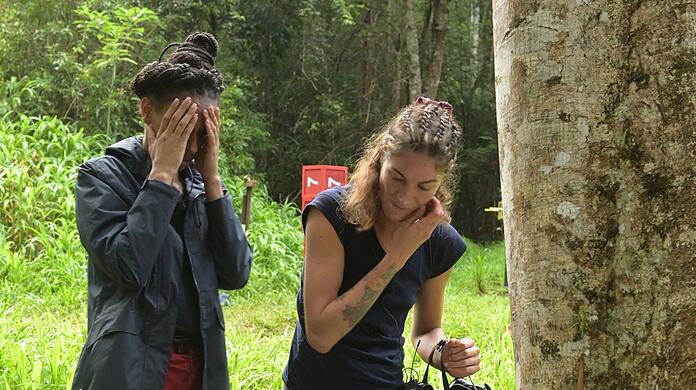 Leider haben Tessa Bergmeier und Cecilia Asoro (l.) bei der Schatzsuche "Hochstapler" zwei Fehler gemacht und können somit die Schlösser für die Schatztruhe nicht öffnen.