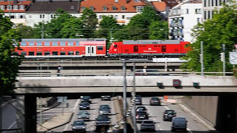 Ein Zug der Südostbayernbahn kreuzt den mittleren Ring B2R in München.