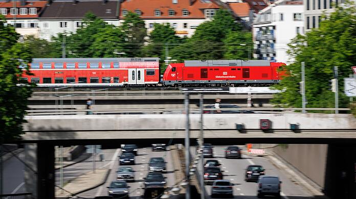 Ein Zug der Südostbayernbahn kreuzt den mittleren Ring B2R in München.