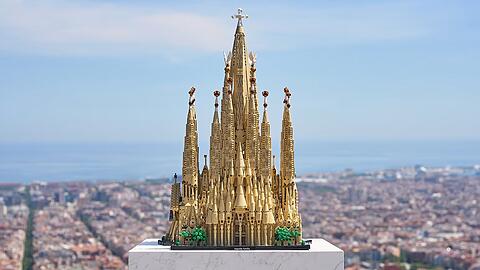 Lego bietet zu Ehren Gaud&iacute;s die Sagrada Famil&iacute;a zum Nachbauen mit 12000 Teilen an.