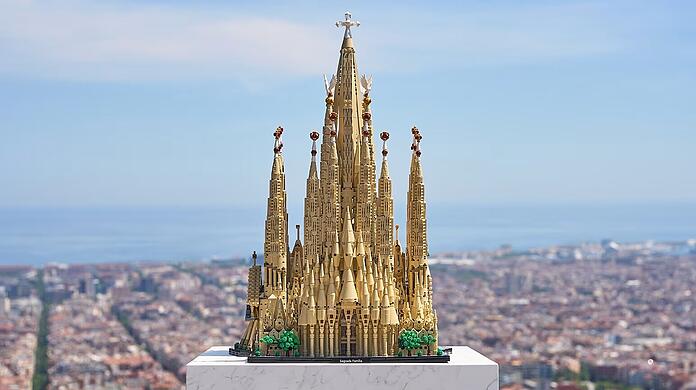 Lego bietet zu Ehren Gaud&iacute;s die Sagrada Famil&iacute;a zum Nachbauen mit 12000 Teilen an.
