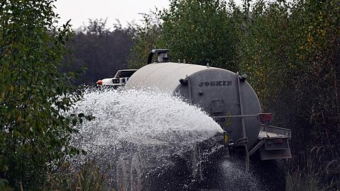 Landwirte mit Wassertanks unterst&uuml;tzen die L&ouml;scharbeiten beim Waldbrand im H&uuml;rtgenwald.