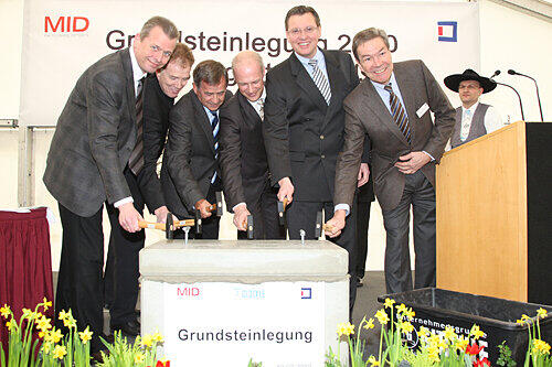 Grundsteinlegung mit OB Maly (li.) und Wirtschaftsreferent Roland Fleck (5. v. li.)