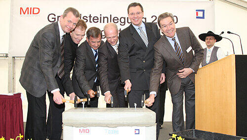 Grundsteinlegung mit OB Maly (li.) und Wirtschaftsreferent Roland Fleck (5. v. li.) Grundsteinlegung mit OB Maly (li.) und Wirtschaftsreferent Roland Fleck (5. v. li.)
