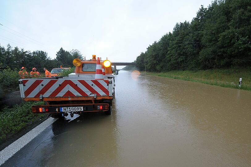 Durch die heftigen Unwetter kommt es allerorts zu Überschwemmungen. (Symbolbild)