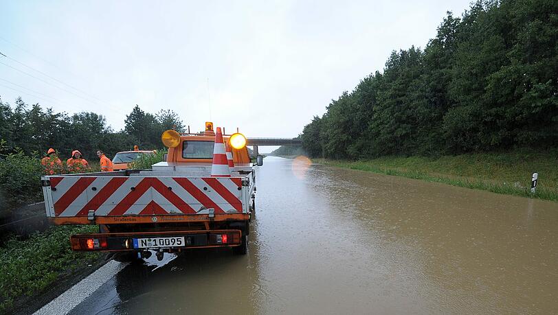 Durch die heftigen Unwetter kommt es allerorts zu Überschwemmungen. (Symbolbild)