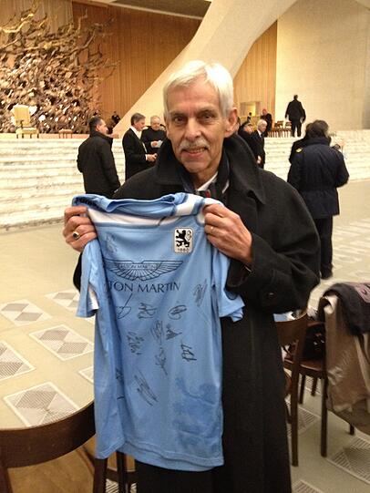 Das Geschenk für den Papst: Schneider mit dem Sechzig-Trikot, das von allen Profis unterschrieben worden war.