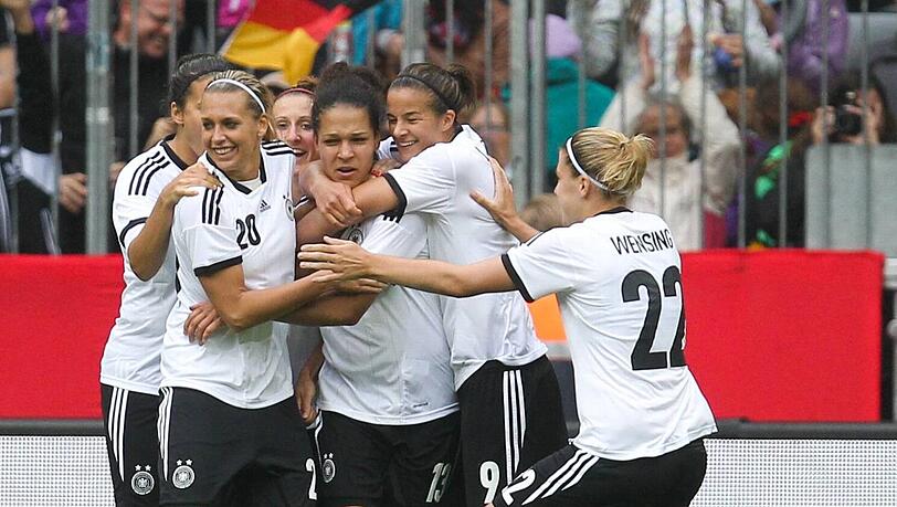 Die deutsche Nationalmannschaft der Fußball-Frauen kämpft in Schweden um den EM-Titel. Die deutsche Nationalmannschaft der Fußball-Frauen kämpft in Schweden um den EM-Titel.