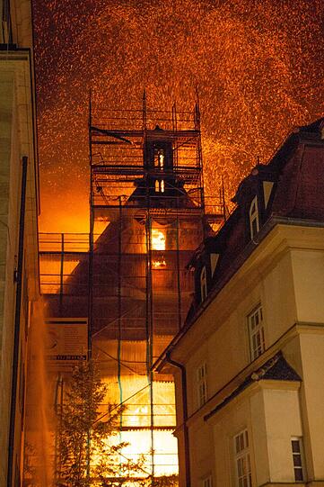 Ein Feuer hat in der Altstadt in Nürnberg gewütet und den Dachstuhl der Kirche St. Martha völlig zerstört. Die Bilder vom Feuer, von den Löscharbeiten und wie das Gebäude jetzt aussieht.