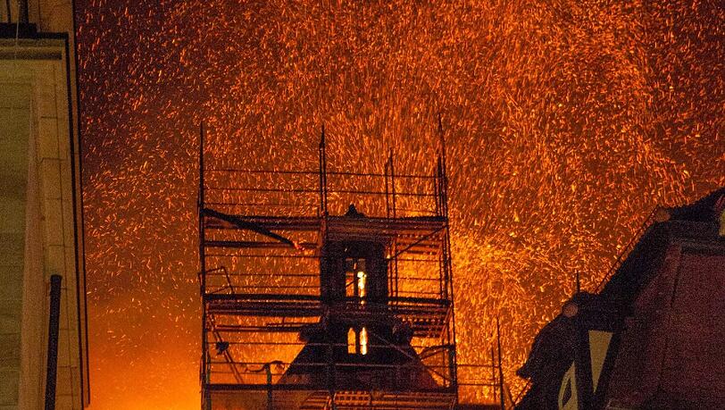 Ein Feuer hat in der Altstadt in Nürnberg gewütet und den Dachstuhl der Kirche St. Martha völlig zerstört. Die Bilder vom Feuer, von den Löscharbeiten und wie das Gebäude jetzt aussieht. Ein Feuer hat in der Altstadt in Nürnberg gewütet und den Dachstuhl der Kirche St. Martha völlig zerstört. Die Bilder vom Feuer, von den Löscharbeiten und wie das Gebäude jetzt aussieht.