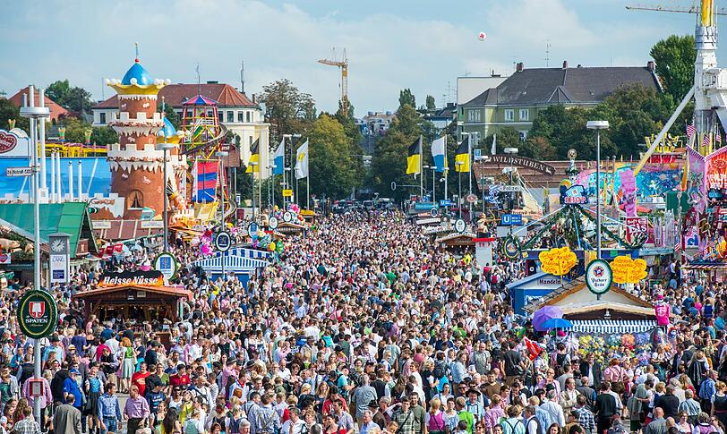 Bereits am Nachmittag zählt die Weisn heuer mehrere tausend Besucher.