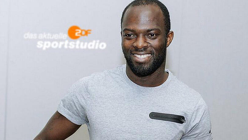 Hans Sarpei würde sich sicher gut als Moderator machen Hans Sarpei würde sich sicher gut als Moderator machen