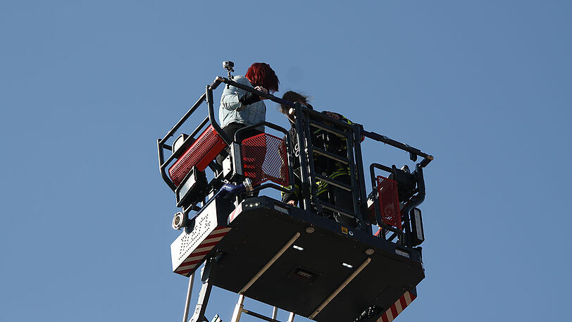 Die Feuerwehr-Übung diente ausschließlich dem Antrag von Sebastian. Seine Liebste Lisa war total überrascht und war bis zuletzt ahnungslos. Die Kameraden hielten dicht.