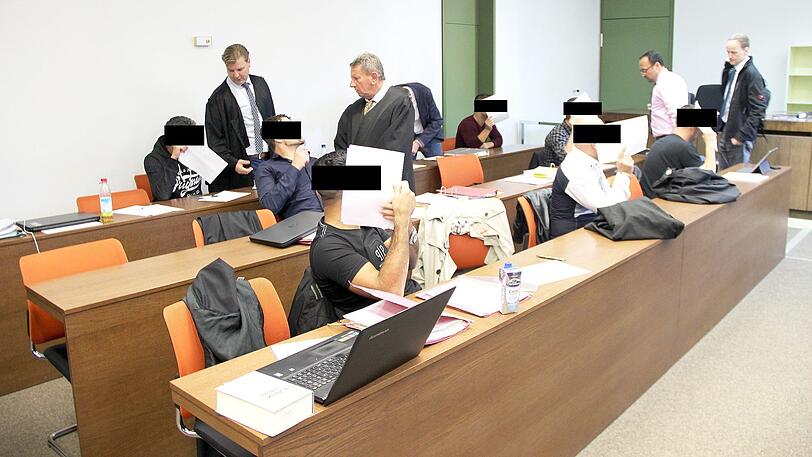 Betrugsprozess am Landgericht: die Angeklagten mit ihren Anwälten.