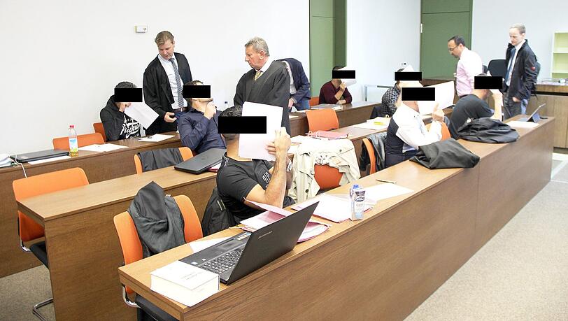 Betrugsprozess am Landgericht: die Angeklagten mit ihren Anwälten. Betrugsprozess am Landgericht: die Angeklagten mit ihren Anwälten.
