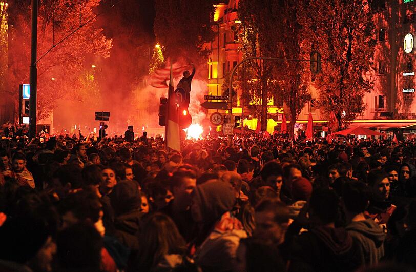 So ausgelassen feiern die Fans auf der Leopoldstraße den Bayern-Sieg. Die Bilder