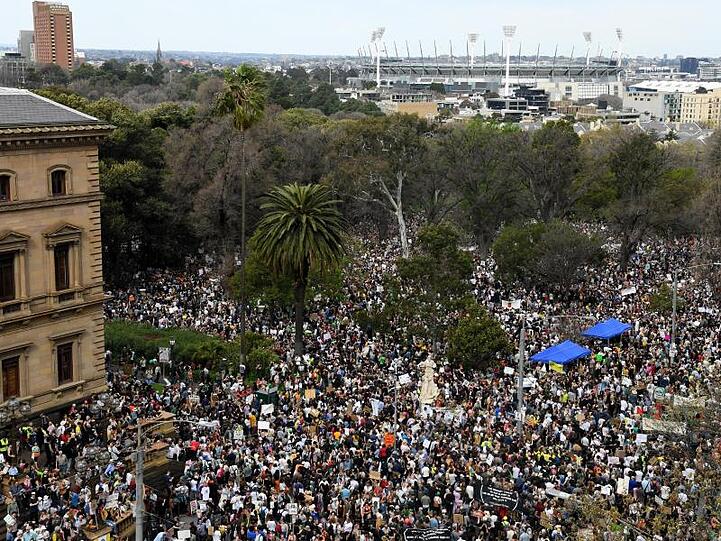Teilnehmer versammeln sich zur Fridays-for-Future-Demonstration in Melbourne.