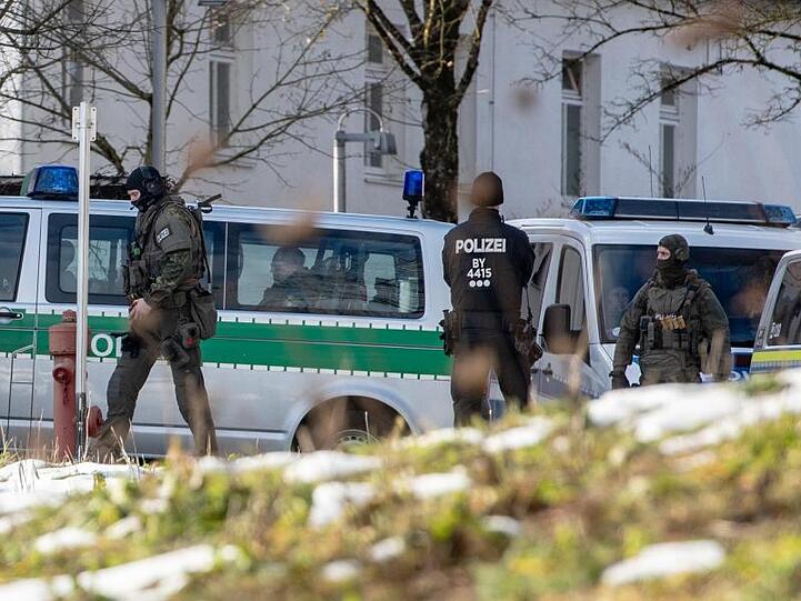Die Polizei überwältigte den Geiselnehmer im Klinikum Mainkofen und nahm ihn fest.