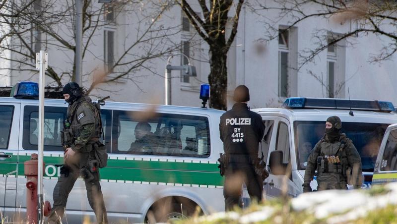 Die Polizei überwältigte den Geiselnehmer im Klinikum Mainkofen und nahm ihn fest. Die Polizei überwältigte den Geiselnehmer im Klinikum Mainkofen und nahm ihn fest.