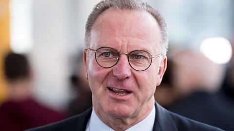 Karl-Heinz Rummenigge, Vorstandsvorsitzender der FC Bayern München AG, steht am Flughafen. Foto: Sven Hoppe/Archiv