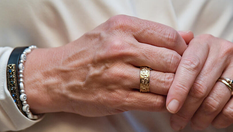 Die Feuerwehr musste den Ring vom Finger der Frau schneiden (Symbolbild). Die Feuerwehr musste den Ring vom Finger der Frau schneiden (Symbolbild).