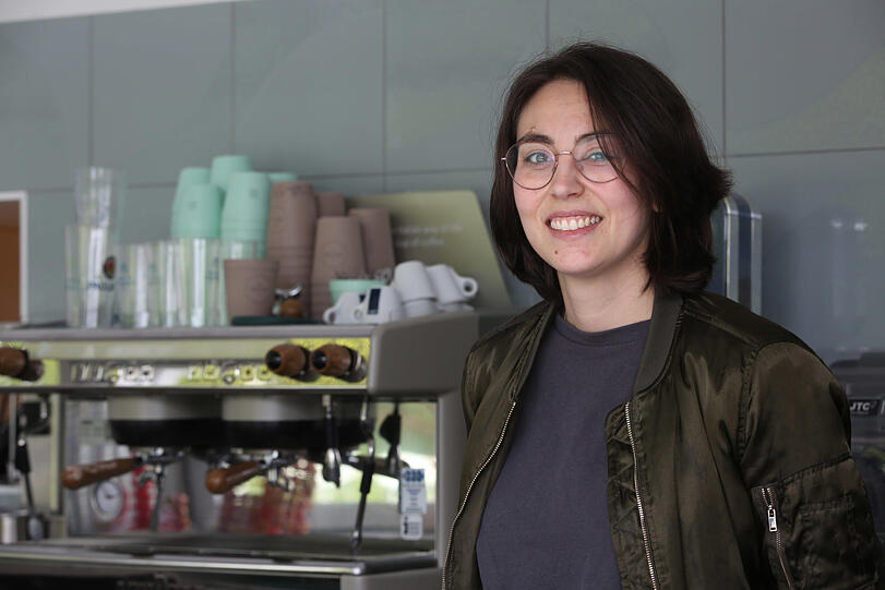 Kiosk-Mitbetreiberin Alessia Dräger freut sich auf die Gäste.