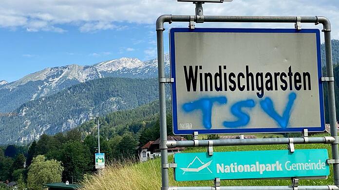 Das besprühte Ortsschild von Windischgarsten.