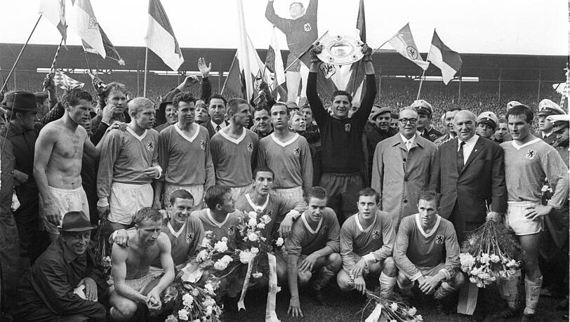 Der Gipfel der Löwen-Geschichte: Die 1860-Mannschaft um Torhüter-Legende Petar Radenkovic stemmt die Meisterschale auf Giesings Höhen. Der Gipfel der Löwen-Geschichte: Die 1860-Mannschaft um Torhüter-Legende Petar Radenkovic stemmt die Meisterschale auf Giesings Höhen.