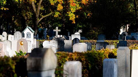 In München sind im Vorjahr die Gebühren für Bestattungen auf den städtischen Friedhöfen gestiegen. (Symbolbild)