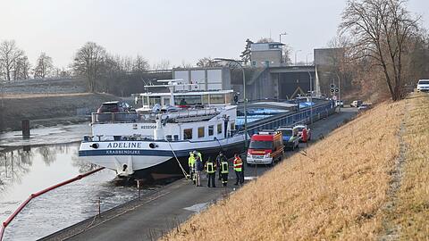 Nach der Havarie eines G&uuml;terschiffs auf dem Main-Donau-Kanal im Kreis Forchheim war der Schiffsverkehr dort zwischenzeitlich eingestellt.