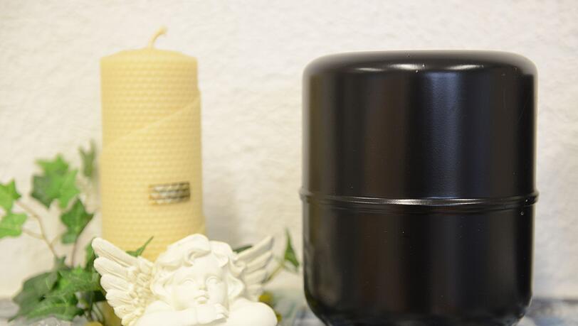 Ein Mann hat f&uuml;r die R&uuml;ckgabe von mehr als 30 Urnen L&ouml;segeld gefordert. (Symbolbild)