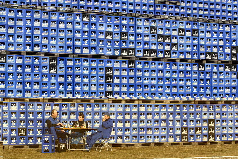 Genuss pur! Drei Hofbräu-Mitarbeiter bei ihrer Mittagspause vor einer Wand aus HB-Tragln. Genuss pur! Drei Hofbräu-Mitarbeiter bei ihrer Mittagspause vor einer Wand aus HB-Tragln.