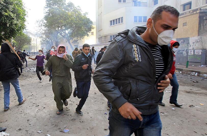 Die meisten Todesopfer seien rund um den Tahrir-Platz in Kairo zu beklagen gewesen. Bei einem Polizeieinsatz
auf der Sinai-Halbinsel wurde unterdessen ein Beamter getötet.