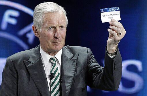 Der ehemalige schottische Fußballer Billy McNeill mit dem Bayern-Los