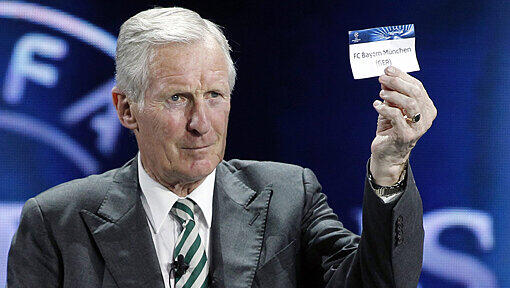Der ehemalige schottische Fußballer Billy McNeill mit dem Bayern-Los Der ehemalige schottische Fußballer Billy McNeill mit dem Bayern-Los