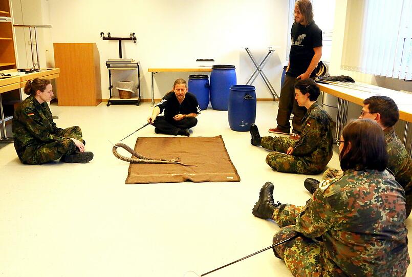 Markus Baur (Mitte) und sein Team schulen seit Jahren Bundeswehrsoldaten im Umgang mit Giftschlangen. Diesmal sind drei Veterinärinnen zu Gast.