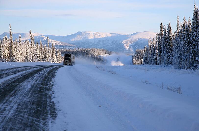 Eisiger Highway durch Yukon: Im Winter sinken die Temperaturen in der kanadischen Provinz auch mal unter minus 40 Grad.